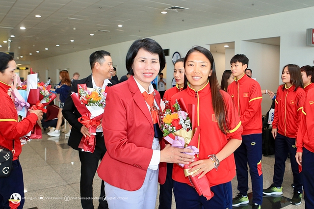 Đội tuyển nữ Việt Nam trở về trong sự chào đón của người hâm mộ - Ảnh 18.