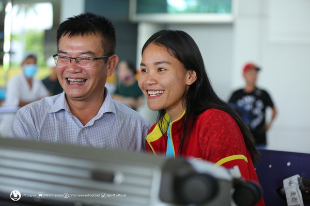 Đội tuyển nữ Việt Nam trở về trong sự chào đón của người hâm mộ - Ảnh 9.