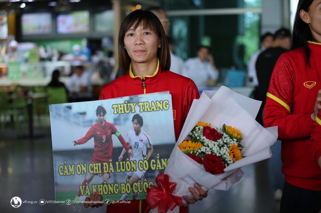 Đội tuyển nữ Việt Nam trở về trong sự chào đón của người hâm mộ - Ảnh 7.