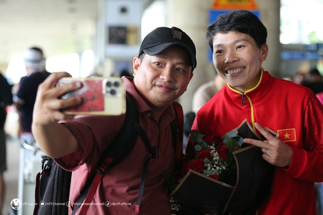 Đội tuyển nữ Việt Nam trở về trong sự chào đón của người hâm mộ - Ảnh 6.