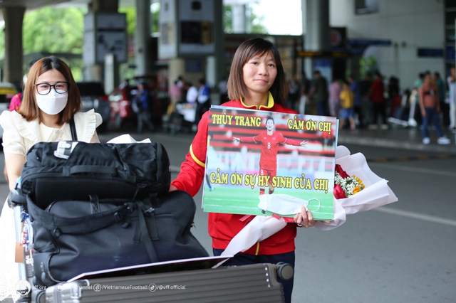 Đội tuyển nữ Việt Nam trở về trong sự chào đón của người hâm mộ - Ảnh 4.