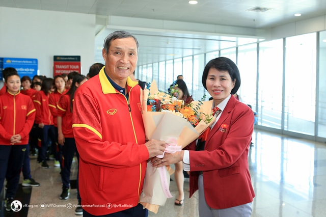 Đội tuyển nữ Việt Nam trở về trong sự chào đón của người hâm mộ - Ảnh 2.
