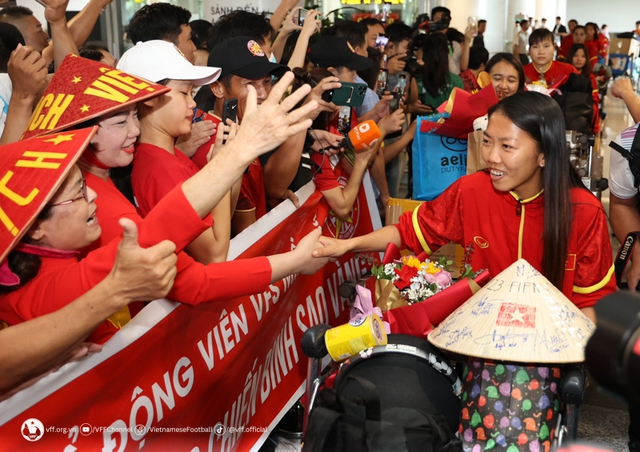 Đội tuyển nữ Việt Nam trở về trong sự chào đón của người hâm mộ - Ảnh 17.