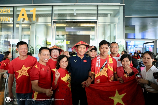 Đội tuyển nữ Việt Nam trở về trong sự chào đón của người hâm mộ - Ảnh 16.