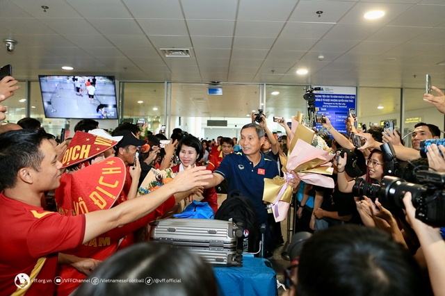 Đội tuyển nữ Việt Nam trở về trong sự chào đón của người hâm mộ - Ảnh 14.