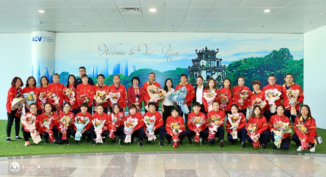 Đội tuyển nữ Việt Nam trở về trong sự chào đón của người hâm mộ - Ảnh 13.
