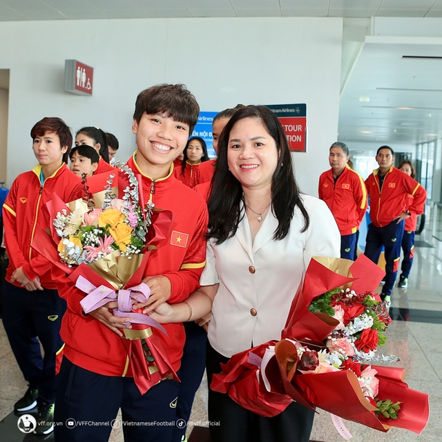 Đội tuyển nữ Việt Nam trở về trong sự chào đón của người hâm mộ - Ảnh 12.
