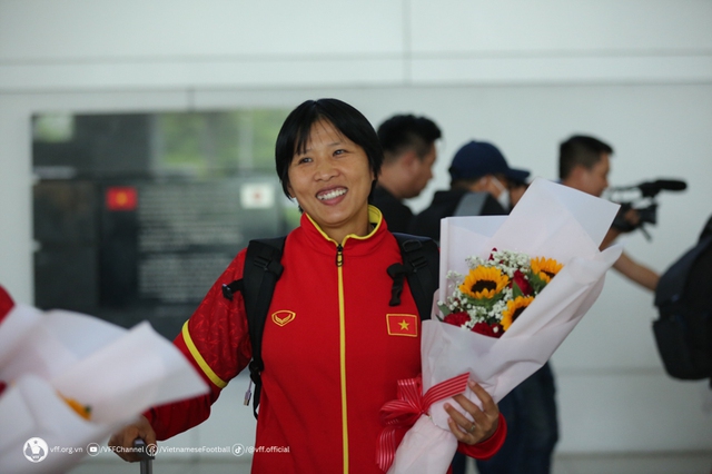 Đội tuyển nữ Việt Nam trở về trong sự chào đón của người hâm mộ - Ảnh 10.