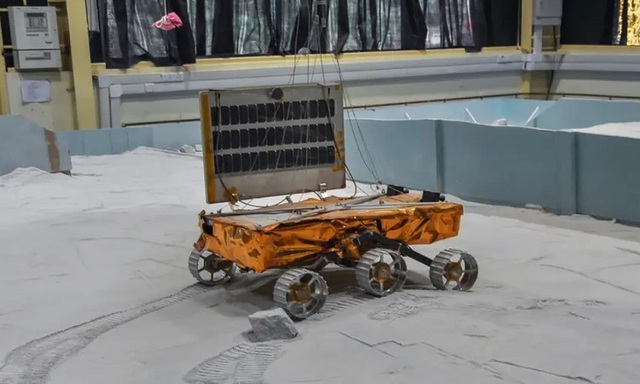 Xe tự hành xác nhận sự hiện diện của lưu huỳnh trên bề mặt mặt trăng - Ảnh 1.