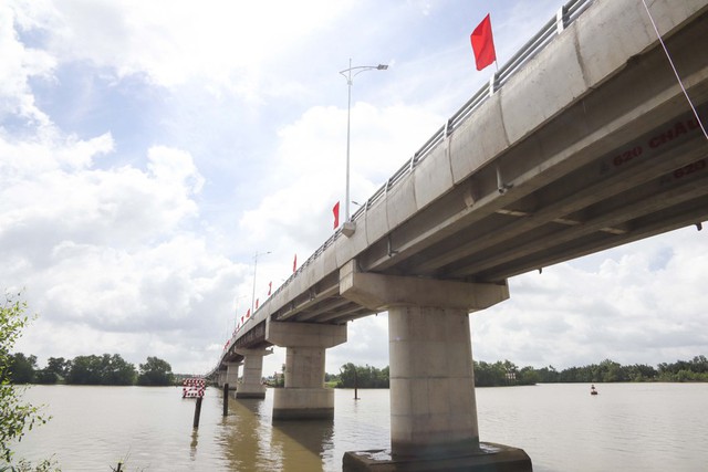 Long An: Khánh thành cầu 150 tỷ đồng bắc qua sông Cần Giuộc - Ảnh 3.