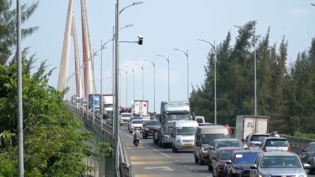 Cấm xe tải nặng, tăng cường phà nhằm giảm tải cho cầu Rạch Miễu trong dịp nghỉ lễ - Ảnh 1.