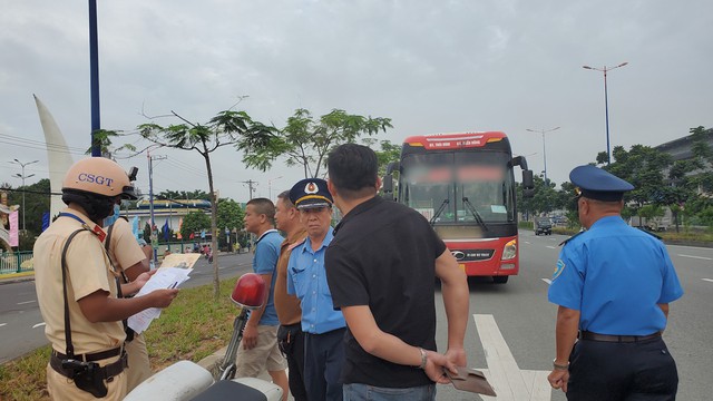 TP Hồ Chí Minh tăng cường kiểm tra xe khách dịp lễ - Ảnh 1.