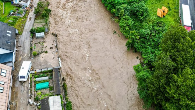 Lũ lụt và lở đất khiến ít nhất 11 người tử vong ở Gruzia, Slovenia cảnh báo cao nhất vì mưa lớn - Ảnh 2.