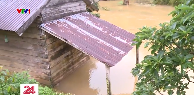 Đăk Nông: Nhiều nơi ở huyện Đăk Song vẫn bị chia cắt do ngập sâu - Ảnh 2.
