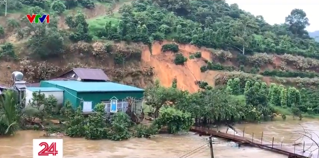 Đăk Nông: Nhiều nơi ở huyện Đăk Song vẫn bị chia cắt do ngập sâu - Ảnh 3.