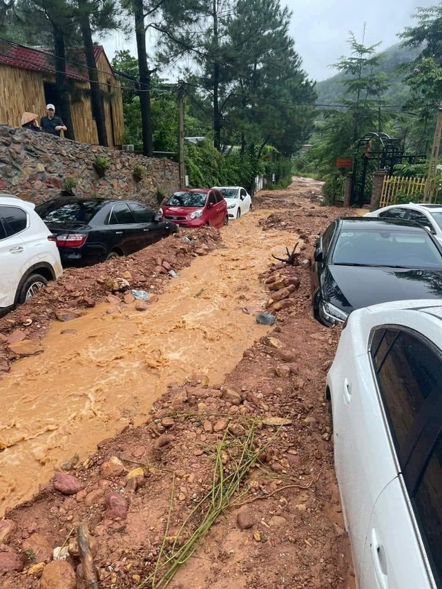 Hà Nội: Nhiều ô tô bị mắc kẹt cạnh khu vực hồ Đồng Đò do mưa lớn - Ảnh 2.