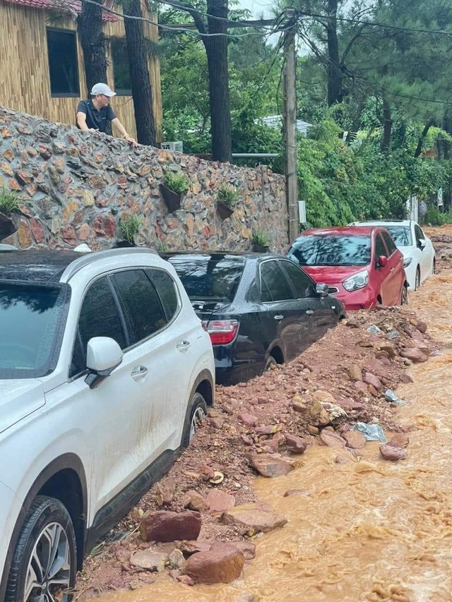 Hà Nội: Nhiều ô tô bị mắc kẹt cạnh khu vực hồ Đồng Đò do mưa lớn - Ảnh 1.