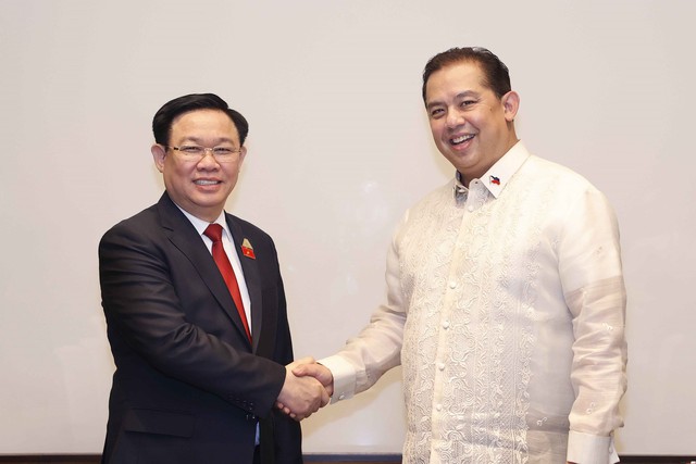 Chủ tịch Quốc hội Vương Đình Huệ gặp Chủ tịch Hạ viện Philippines - Ảnh 1.