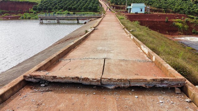 Nguy cơ vỡ đập hồ thủy lợi sức chứa hơn 1,2 triệu m3 nước ở Đắk Nông - Ảnh 1.