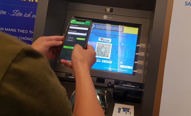 Cho phép rút tiền tại ATM bằng mã QR liên ngân hàng - Ảnh 1.