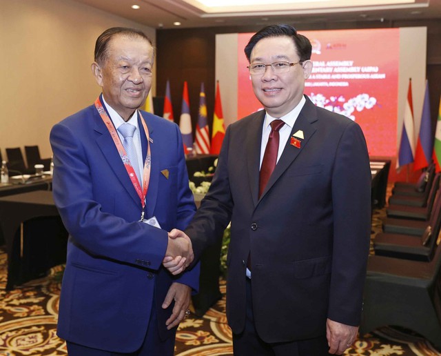 Chủ tịch Quốc hội Vương Đình Huệ gặp Chủ tịch Hạ viện Thái Lan - Ảnh 1.