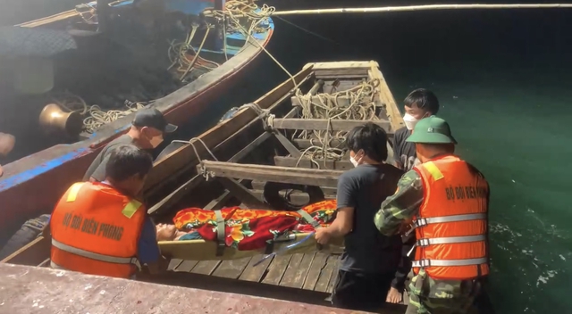 Quảng Bình: Bộ đội biên phòng kịp thời tiếp nhận ngư dân đột quỵ trên biển - Ảnh 2.