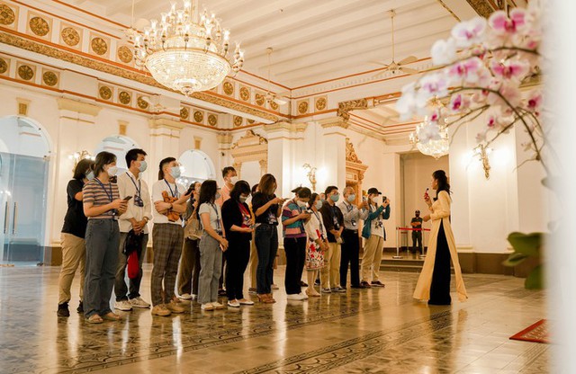 Các địa điểm nổi tiếng tại TP Hồ Chí Minh hút người dân dịp 2/9 - Ảnh 1.