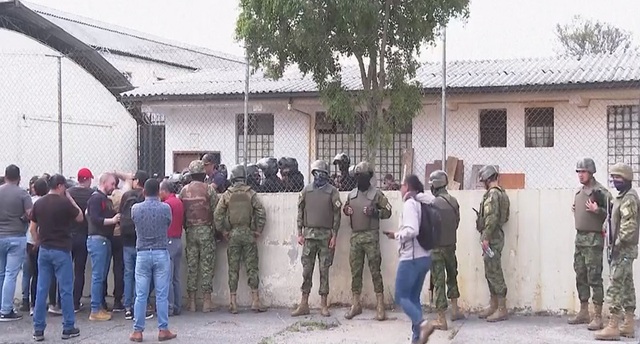 Bạo loạn nhà tù ở Ecuador, phạm nhân bắt giữ 57 cảnh sát, quản giáo - Ảnh 1.