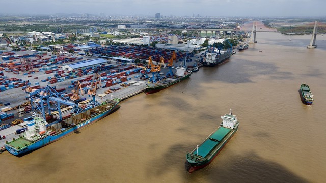 Tấp nập xuất khẩu hàng hóa qua cảng dịp lễ - Ảnh 1.