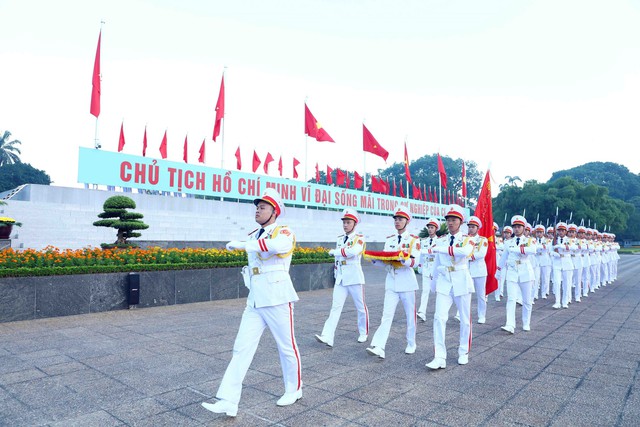 Khoảng 30.000 người vào lăng viếng Chủ tịch Hồ Chí Minh - Ảnh 3.
