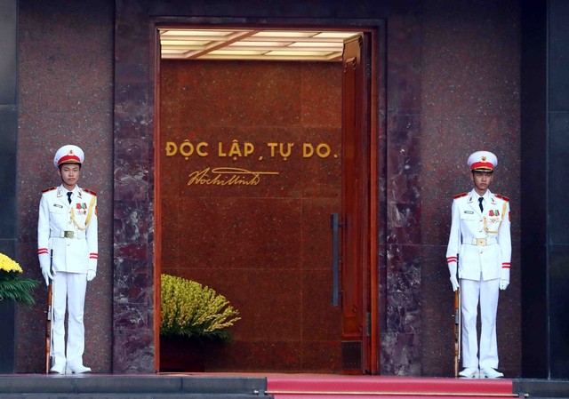 Khoảng 30.000 người vào lăng viếng Chủ tịch Hồ Chí Minh - Ảnh 1.