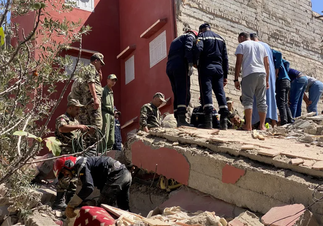 Lực lượng cứu hộ khẩn cấp tìm người sống sót 48 giờ sau trận động đất ở Morocco - Ảnh 1.