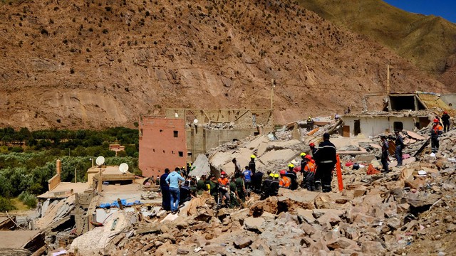 Lực lượng cứu hộ khẩn cấp tìm người sống sót 48 giờ sau trận động đất ở Morocco - Ảnh 2.