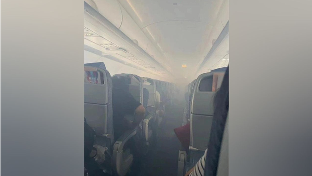 Máy bay bốc cháy tại sân bay Changi (Singapore), hành khách sơ tán khẩn cấp - Ảnh 1.