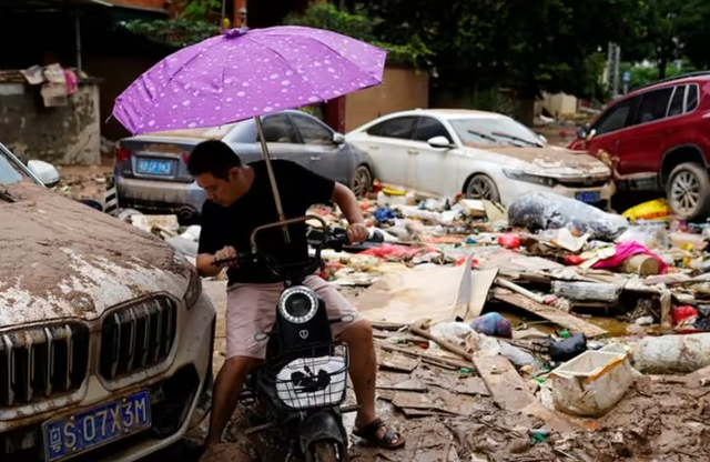 Mưa không ngớt gây ra hơn 100 vụ lở đất, ngập lụt nặng ở miền Nam Trung Quốc - Ảnh 1.