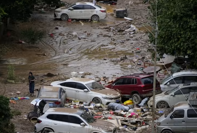 Mưa không ngớt gây ra hơn 100 vụ lở đất, ngập lụt nặng ở miền Nam Trung Quốc - Ảnh 2.