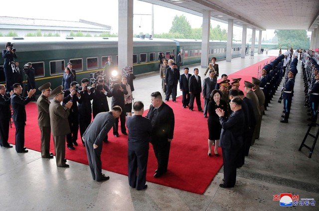 Tàu chở lãnh đạo Triều Tiên Kim Jong-un tới Nga trước thềm cuộc hội đàm với Tổng thống Putin - Ảnh 1.