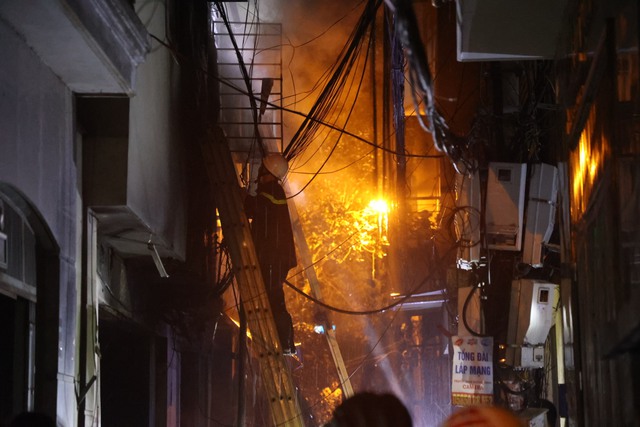 Vụ cháy chung cư mini ở Hà Nội: Khi những con đường sống bị bịt kín - Ảnh 1.