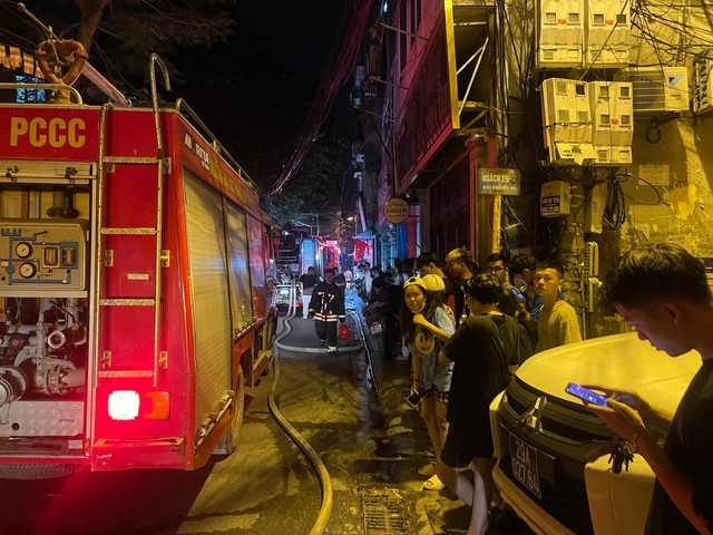Nhiều người thương vong trong vụ cháy chung cư mini ở Thanh Xuân, Hà Nội - Ảnh 6.
