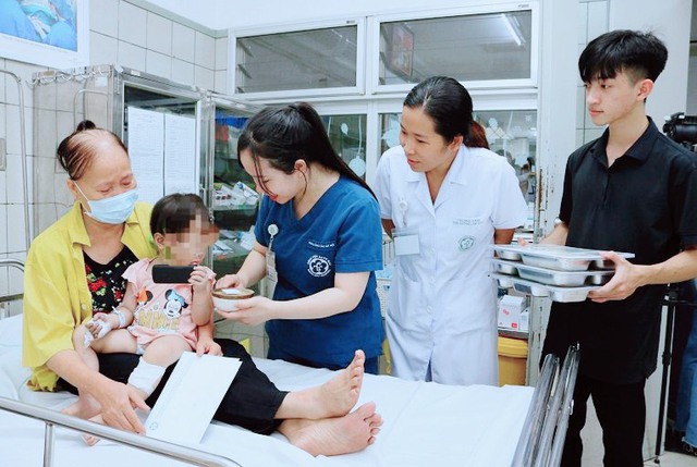 Tình trạng sức khỏe 7 trẻ nhỏ là nạn nhân vụ cháy đang điều trị tại Bệnh viện Bạch Mai - Ảnh 1.