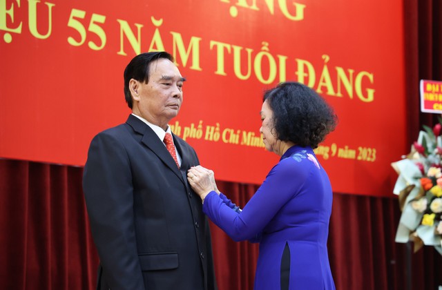 Trao tặng huy hiệu 55 năm tuổi Đảng cho ông Lê Hồng Anh - Ảnh 1.