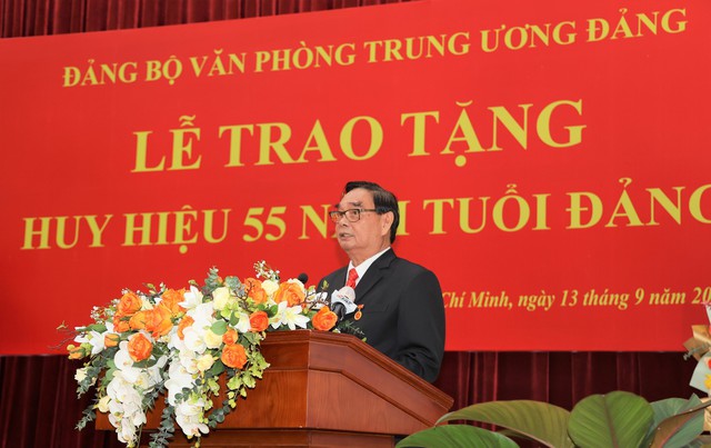 Trao tặng huy hiệu 55 năm tuổi Đảng cho ông Lê Hồng Anh - Ảnh 4.