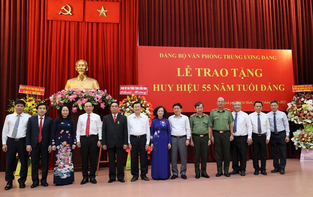 Trao tặng huy hiệu 55 năm tuổi Đảng cho ông Lê Hồng Anh - Ảnh 2.