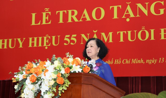 Trao tặng huy hiệu 55 năm tuổi Đảng cho ông Lê Hồng Anh - Ảnh 3.