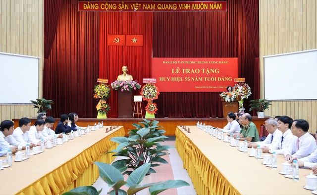 Trao tặng huy hiệu 55 năm tuổi Đảng cho ông Lê Hồng Anh - Ảnh 5.