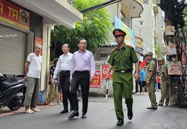 Phó Thủ tướng Trần Lưu Quang đến hiện trường chỉ đạo khắc phục hậu quả vụ cháy chung cư mini - Ảnh 1.
