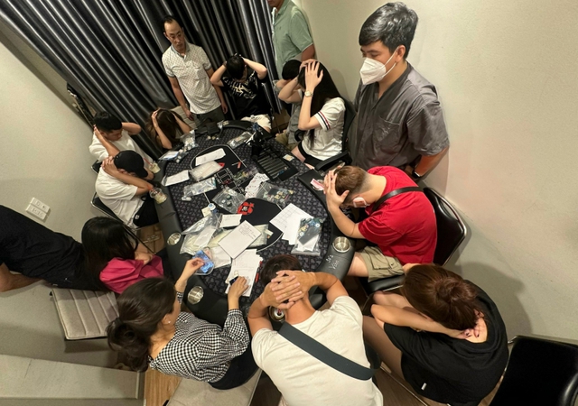 Công an TP Hồ Chí Minh triệt phá sòng Poker tại chung cư cao cấp - Ảnh 1.