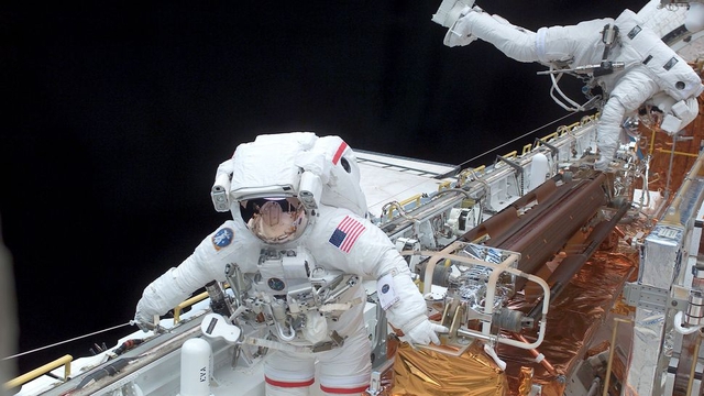 Chiêm ngưỡng 15 bức ảnh gây sốc về hoạt động của các phi hành gia ngoài vũ trụ - Ảnh 11.