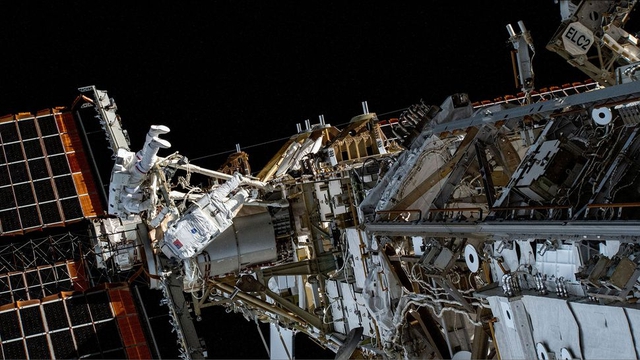 Chiêm ngưỡng 15 bức ảnh gây sốc về hoạt động của các phi hành gia ngoài vũ trụ - Ảnh 9.