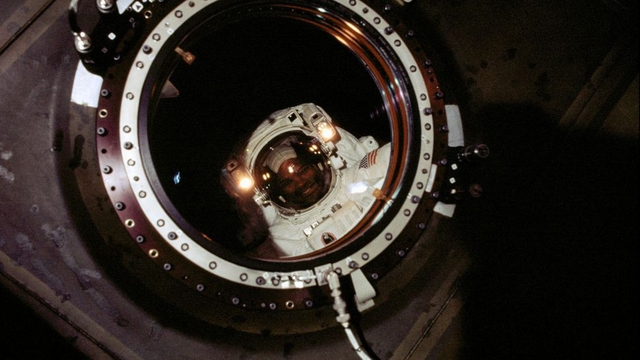 Chiêm ngưỡng 15 bức ảnh gây sốc về hoạt động của các phi hành gia ngoài vũ trụ - Ảnh 7.